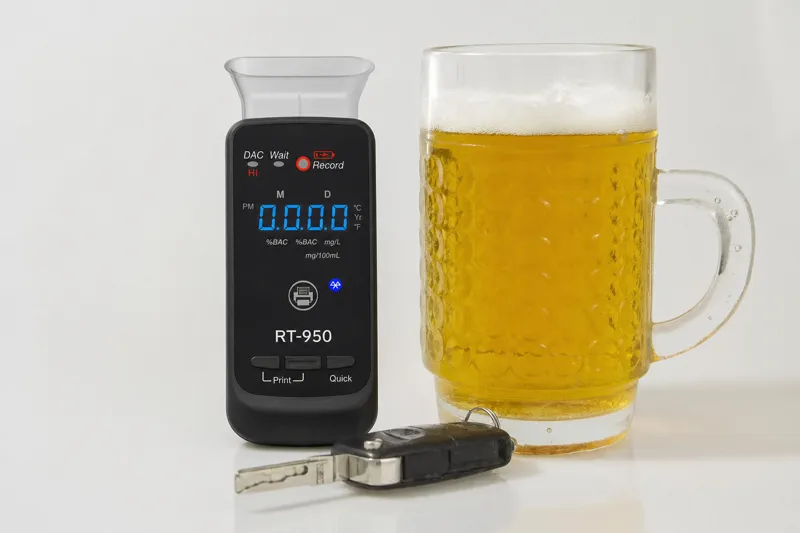 RT-950 alkoholszonda, egy korsó sör és egy autókulcs egymás mellett